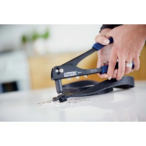 Pinza per rivetti Rapid RP10 che rivetta il cuoio. Utensile con manico blu.