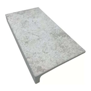 Battiscopa grigio per finitura pavimenti.