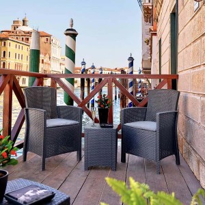 Set di mobili da giardino t.b.t. grigio con due poltrone e tavolo su una terrazza con vista su Venezia.