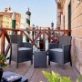 Set di mobili da giardino t.b.t. grigio con due poltrone e tavolo su una terrazza con vista su Venezia.