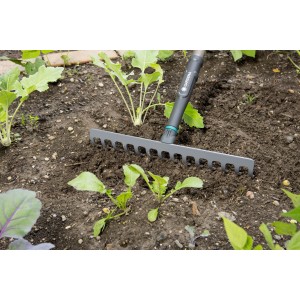 Rastrello Gardena in uso per la lavorazione del terreno in giardino.