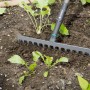 Rastrello Gardena in uso per la lavorazione del terreno in giardino.