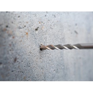 Punta per martello perforatore LUX HM SDS Plus che fora un foro nel cemento. Punta per cemento da 6 mm.