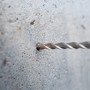 Punta per martello perforatore LUX HM SDS Plus che fora un foro nel cemento. Punta per cemento da 6 mm.