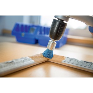 Trapano con spazzola t.b.t. pulisce una cornice.