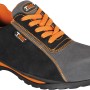 Scarpa da lavoro t.b.t. in nero e grigio con dettagli arancioni.