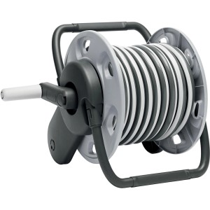 Avvolgitubo grigio con tubo avvolto per il giardino.