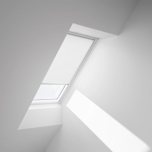 Tenda oscurante bianca Velux (RFL C02 1028S) su finestra per tetto per luce senza riflessi e privacy.