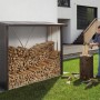 Legnaia Biohort WoodStock 230 in grigio scuro metallizzato con legna e uomo che spacca la legna.