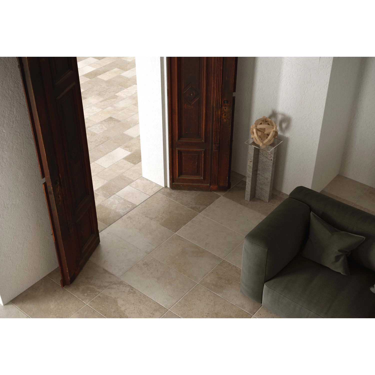 Piastrelle per esterno t.b.t. beige posate in un soggiorno con divano e porte in legno.