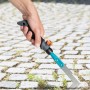 Scraper per giunti Gardena combisystem in uso, rimuove le erbacce tra le pietre di pavimentazione.