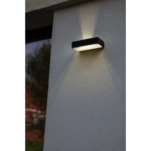 Lampada da parete solare a LED nera Lutec Fadi con sensore di movimento e luce bianca calda.