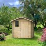 Casetta in legno Ortensia 198x130 cm in abete chiaro nel giardino. Con porta singola, finestra e tetto scuro. Ideale per attrezzi.