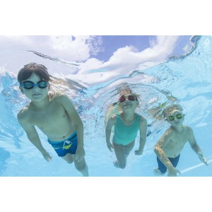 Bambini con occhialini da nuoto sott'acqua. Maschere, occhialini e accessori da immersione.