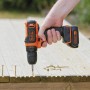 Avvitatore a batteria Black+Decker BDCDD12K avvita nel legno.