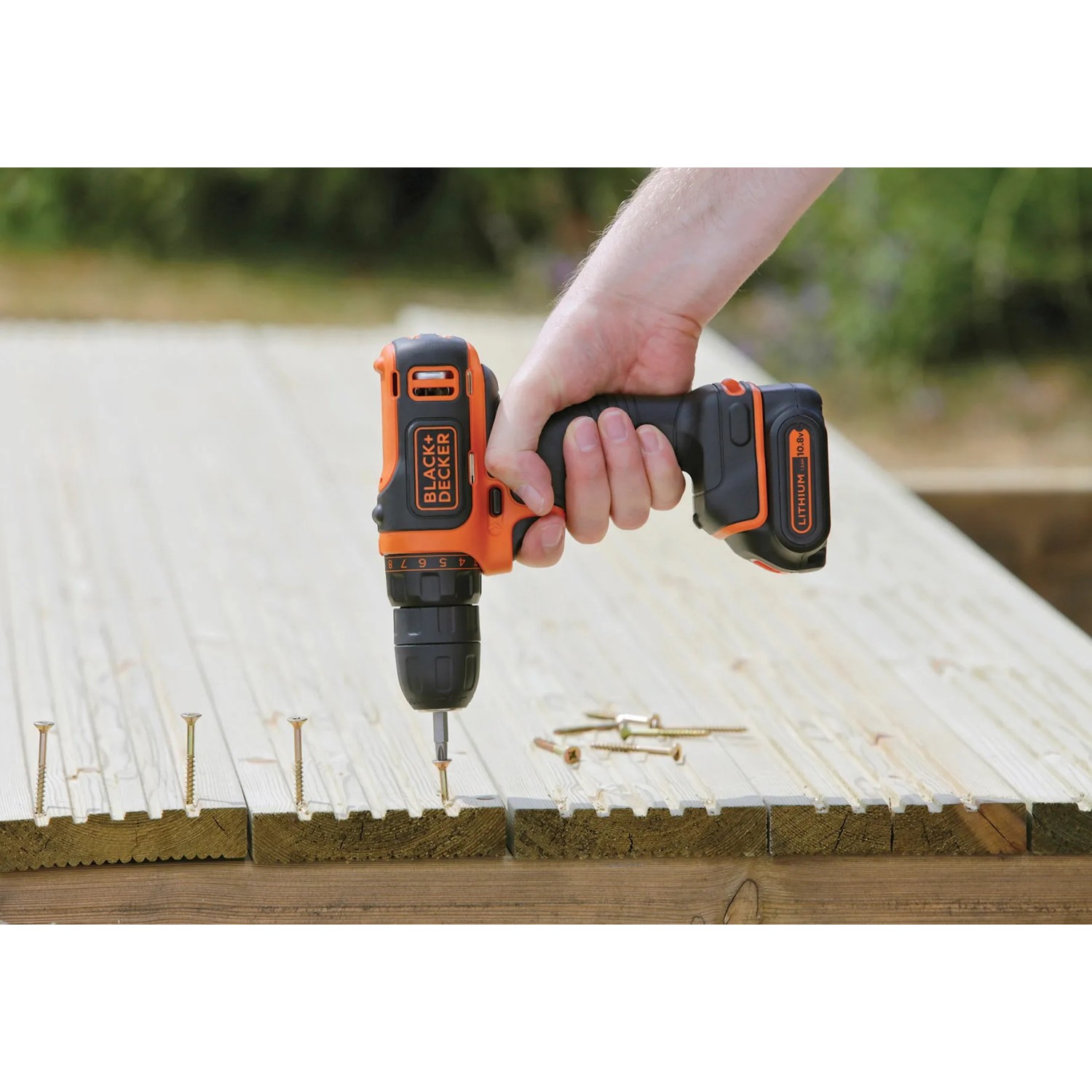 Avvitatore a batteria Black+Decker BDCDD12K avvita nel legno.