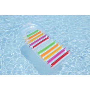 Materassino gonfiabile colorato in piscina. Ideale per l'estate e il divertimento in acqua.