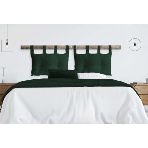 Letto con cuscini decorativi verdi e testiera imbottita. Cuscini e topper decorativi.