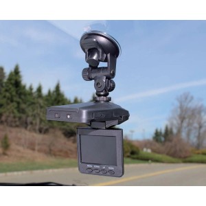 Dashcam t.b.t. nera con ventosa fissata al parabrezza.