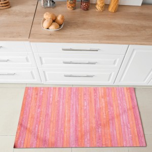 Tappeto cucina t.b.t. con motivo a listelli di legno rosa e arancione.