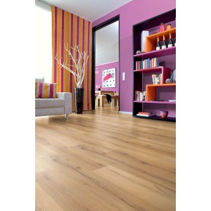 Pavimento laminato chiaro posato in un soggiorno. Categoria: Pavimenti laminati.