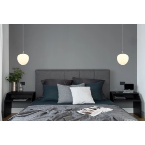Due moderne lampade a sospensione rotonde t.b.t. in camera da letto.