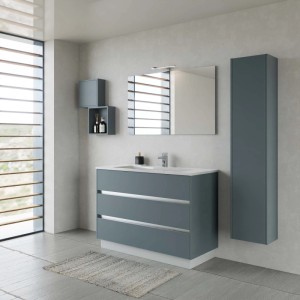 Moderno set di mobili da bagno grigio con mobile lavabo, specchio, pensile e mensole.