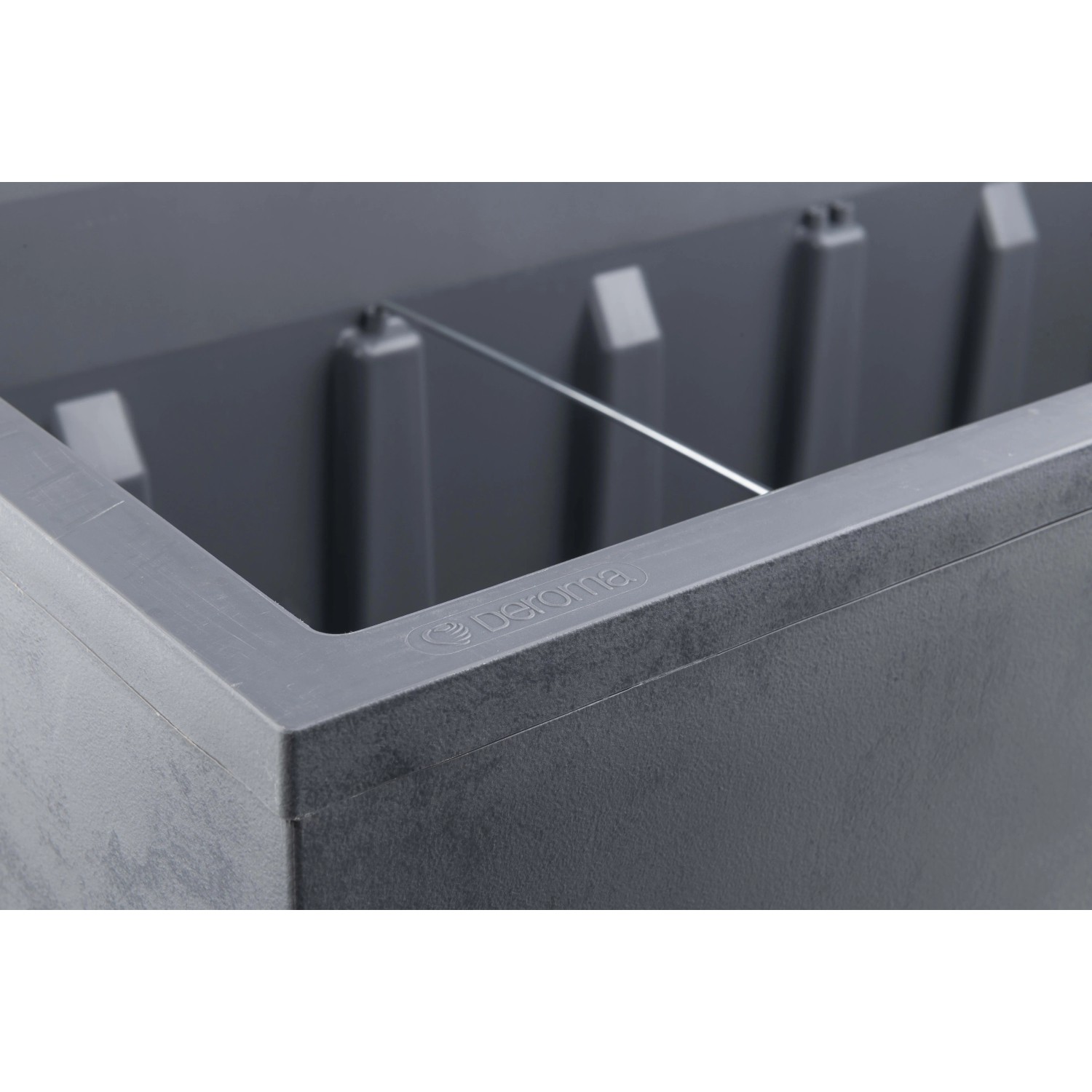 Dettaglio del vaso da fiori Deroma Millennium antracite (99,3 cm) con riserva d'acqua.