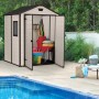 Casetta da giardino in plastica aperta con accessori da giardino a bordo piscina.