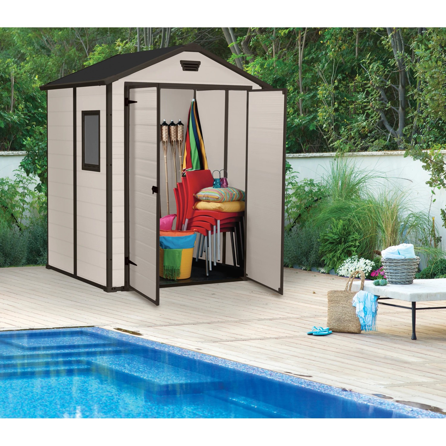 Casetta da giardino in plastica aperta con accessori da giardino a bordo piscina.