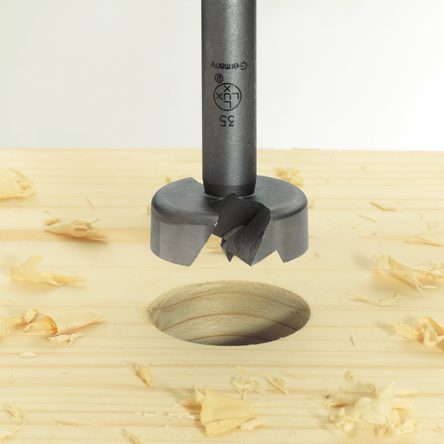 Punta Forstner LUX che fora il legno. Punta da legno con diametro di 50 mm.