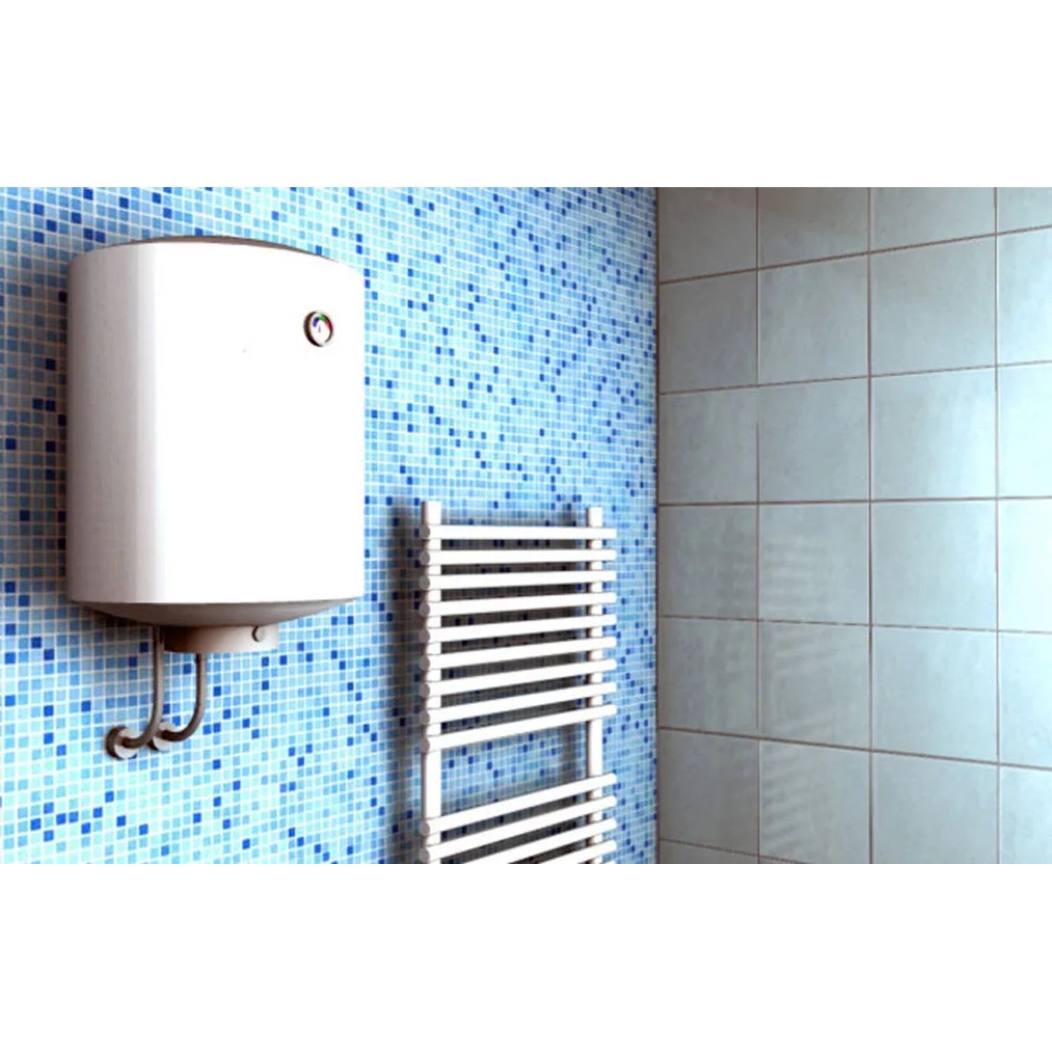 Scaldabagno bianco su parete a mosaico blu, accanto a scaldasalviette. Tasselli.