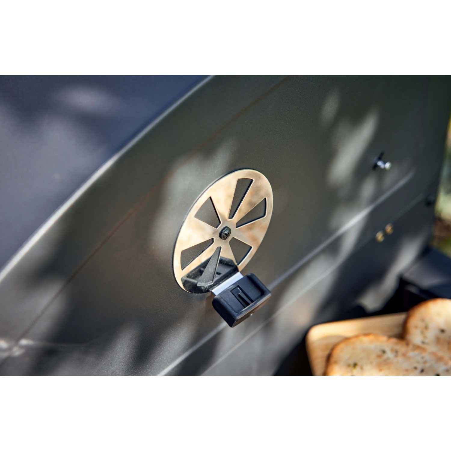 Dettaglio: cursore di ventilazione sul barbecue a carbone t.b.t.