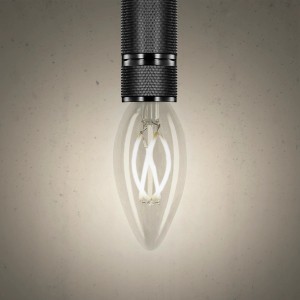 Lampadina LED E14 a forma di candela con vetro trasparente e base nera.