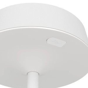 Dettaglio della lampada da tavolo solare a LED bianca EGLO SIMERI con porta USB-C.
