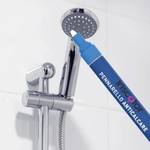 Pennarello anticalcare blu di iricolor applicato a un soffione doccia.
