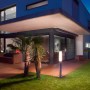 Moderna lampada da giardino a LED Steinel GL60 in acciaio inox e vetro opale in giardino.