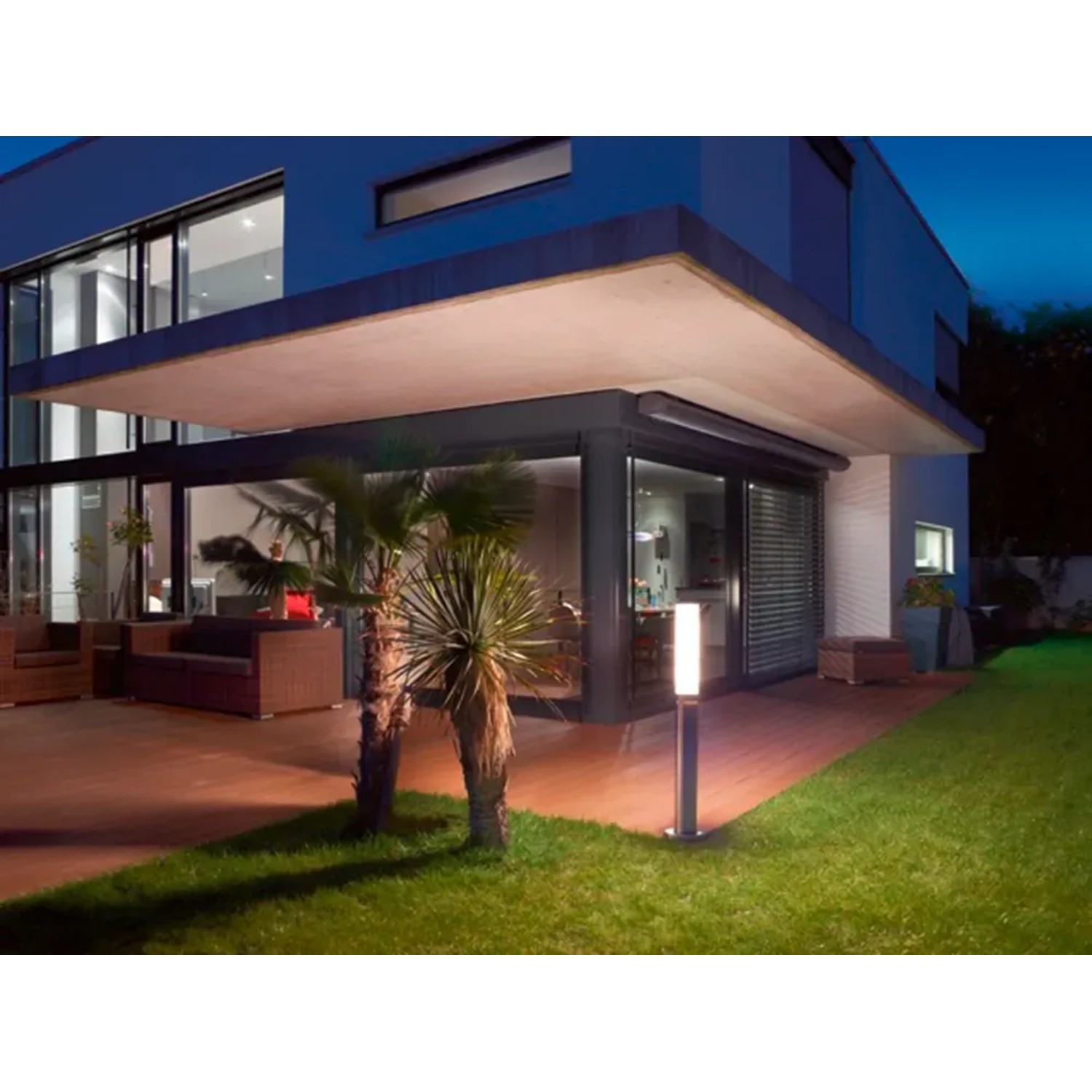Moderna lampada da giardino a LED Steinel GL60 in acciaio inox e vetro opale in giardino.