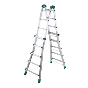 Scala pieghevole argentata t.b.t. con dettagli verdi per lavorare in sicurezza a diverse altezze.