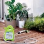 Unità di irrigazione t.b.t. portatile verde con tubo e testina a spruzzo su terrazza in legno.