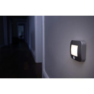 Lampada da notte Ledvance LED Nightlux Hall argentata con sensore di movimento a parete.