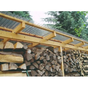 Legnaia con lastre di plastica trasparenti come tetto. Categoria: Coperture plastiche e lastre alveolari.