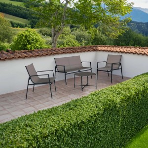 Set di mobili da giardino t.b.t. con divano, due sedie e tavolo su terrazza.