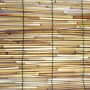 Dettaglio di uno schermo di canne naturale marrone chiaro per la privacy.