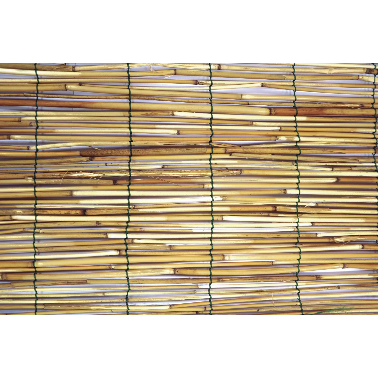 Dettaglio di uno schermo di canne naturale marrone chiaro per la privacy.