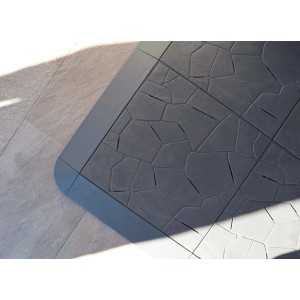 Bordura/bordo in pietra grigia, vista dettagliata.