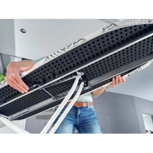 Asse da stiro Leifheit Air Board Express M Solid, vista inferiore con superficie forata e telaio.