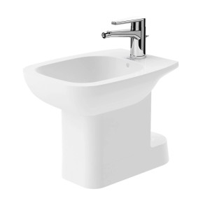 Bidet t.b.t. bianco con rubinetto, vista frontale.