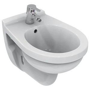 Bidet bianco sospeso con rubinetto per il bagno.