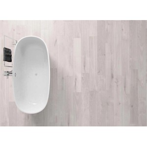 Pavimento vinilico chiaro in bagno con vasca freestanding. Pavimento resistente.